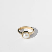 Colina Ring with White Pearl in Brass